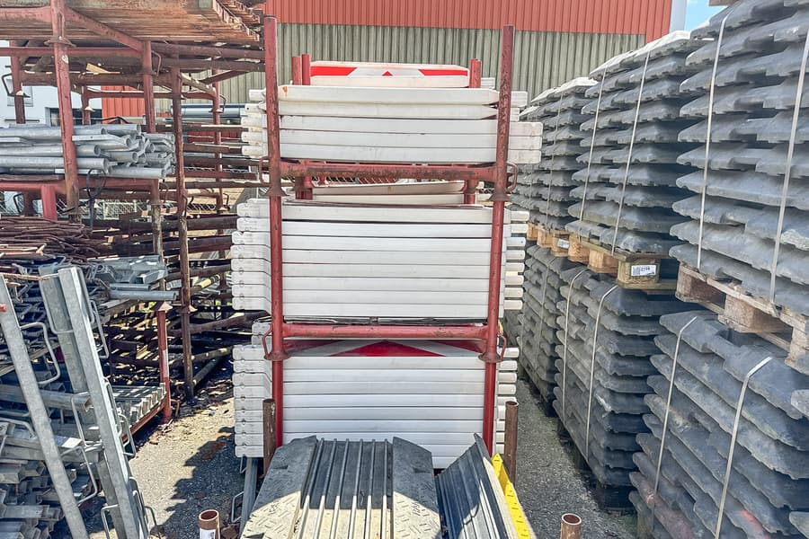 Transportrahmen mit 48 Baustellenleitbaken